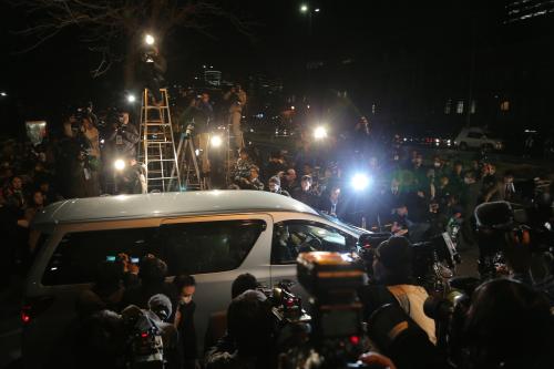 大勢の報道陣の中、警視庁を出る清原被告を乗せたとみられる車