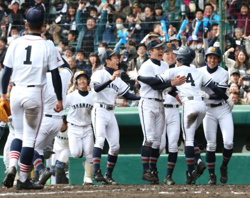 【画像・写真】高松商　劇的！26年ぶり勝利　延長10回暴投で決着