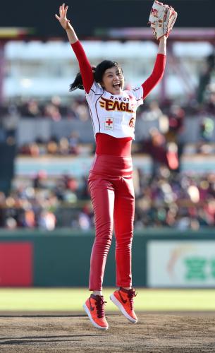 紀香、ギリギリノーバンならず　始球式で楽天開幕戦盛り上げた