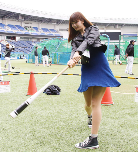 【野球女子】“神スイング”稲村亜美　お尻の大きな選手をチェックしちゃう