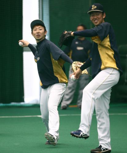 金子（左）と並んでキャッチボールをする平野