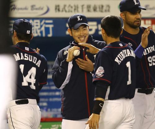 ＜ロ・西＞増田（左）からウイニングボールを受け取り笑顔の菊池