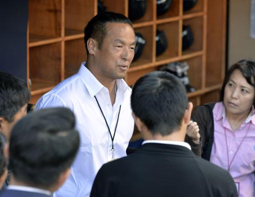 松中氏がヤンキースタジアム訪問「指導者になるため勉強に来た」