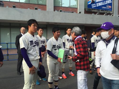 東京六大学・熊本地震の募金を呼びかける柳主将（写真左端）ら明大の選手たち