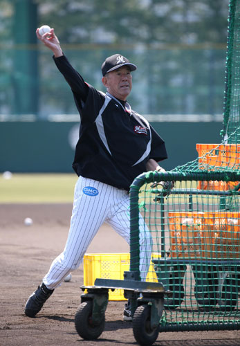 【画像・写真】好調ロッテ支える70歳打撃投手　池田寮長、ストライク率９割超