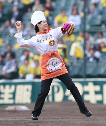 水野真紀　甲子園でワンバン始球式、篠原信一が空振り「参りました」