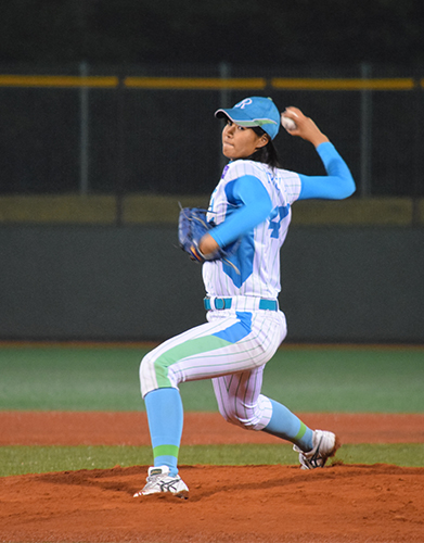 【画像・写真】女子野球で交流強化試合　プロ選抜がアマに貫禄見せる