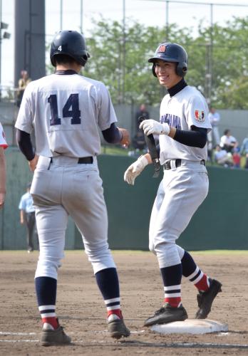 ＜日大高・横浜＞７回２死満塁、２点中前打を放ち笑顔を見せる横浜・齊藤（右）