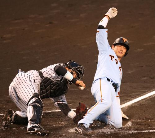 １１日の阪神―巨人戦の３回２死二塁、脇谷の中前打で二塁走者・小林誠がホームを突きタッチアウトの判定も、リプレー検証後にセーフになった