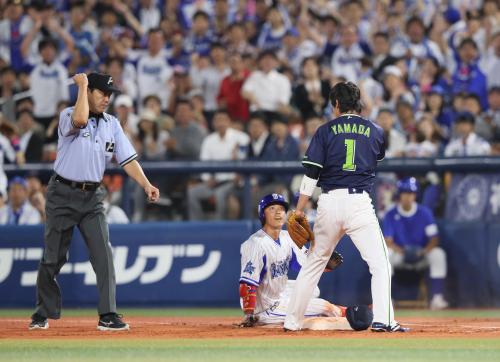 帽子拾い直しているスキに…ヤク山田　２点スクイズ許す