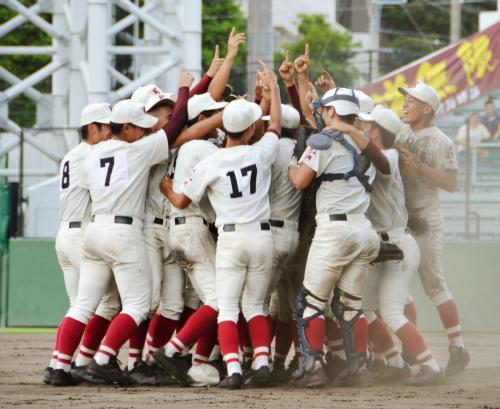 【沖縄】嘉手納ノーシードから初Ｖ！甲子園一番乗り　基地の町から聖地へ