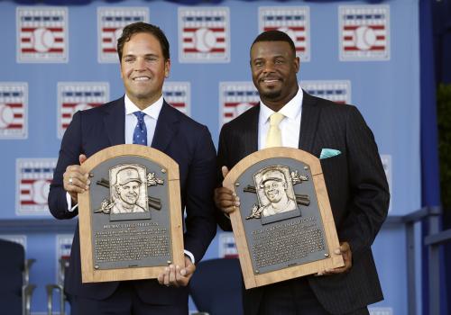 米国の野球殿堂入り式典で、表彰を受けたマイク・ピアザ氏（左）とケン・グリフィー氏（ＡＰ）