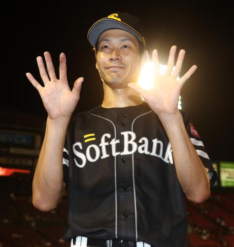 ＜楽・ソ＞完封で１０勝目を挙げた武田は、手のひらで「１０」を表し笑顔を見せる
