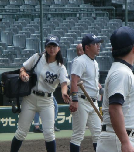 甲子園練習　女子マネ、グラウンドに入り注意　笑顔で「ダメでした」