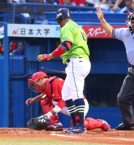 【画像・写真】またバレンティンが…広島・石原、バット直撃で負傷退場　