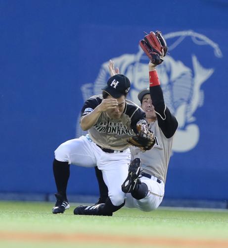 日本ハム　岡　守備中に衝突で流血　担架で運ばれ負傷交代