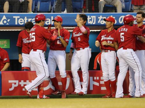 【画像・写真】新井の通算３００号が口火　広島１６点大勝！ヤクルトは７連敗