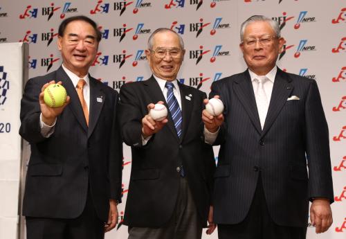 復帰が決まりポーズをとる（左から）日本ソフトボール協会の徳田会長、全日本野球協会の市野会長、プロ野球の熊崎コミッショナー