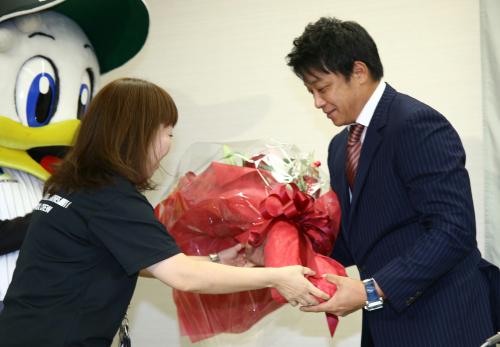 涙の引退会見を終えたサブローは「サブロー～～」のアナウンスでお馴じみの谷保恵美さんから花束を贈られ笑顔