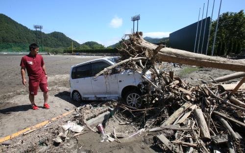 台風１０号の被害を受けた岩泉球場を訪問し、倒れた外野フェンス、流された自動車を見つめながら呆然とした表情を見せる銀次