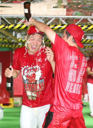 祝勝会でビールを浴びる鈴木