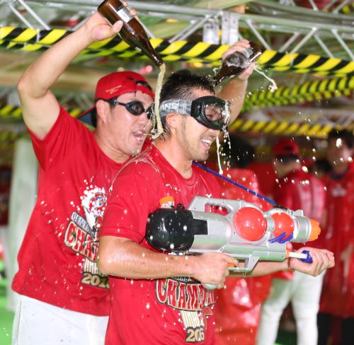 【画像・写真】小窪選手会長絶叫「まさかじゃない！」９１年Ｖの４倍ビールで祝勝会