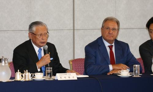 オーナー会議に出席するフラッカリＷＢＳＣ会長（右）と熊崎コミッショナー