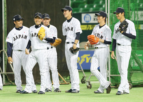 １４年１１月、侍ジャパンの練習で談笑する（左から）則本、西、岩田、藤浪、前田、大谷
