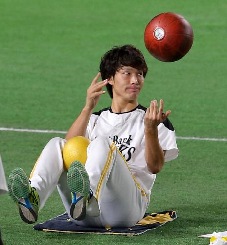 ボールを使い練習する武田