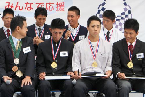 ２０２０年東京五輪の追加種目を紹介するイベントで、コメントする高校野球の藤平（後列左から３人目）ら