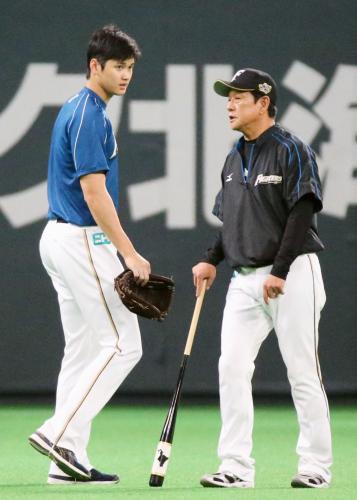 練習で大谷（左）に声を掛ける日本ハム・栗山監督