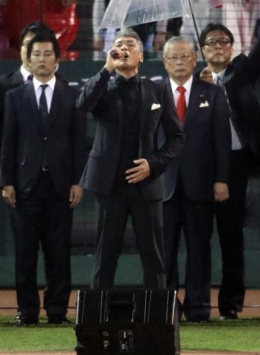 吉川晃司、日本シリーズ開幕戦で国歌独唱　黒のスーツ姿で登場