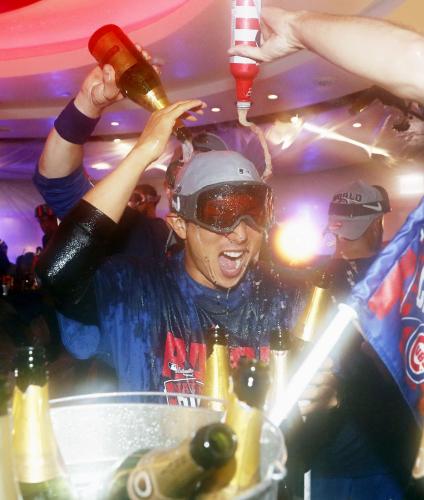 ワールドシリーズ進出を決め、祝勝会でシャンパンを浴びるカブス・川崎