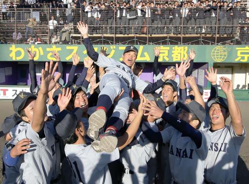 関西学生野球リーグで４季ぶり35度目の優勝を決め、ナインに胴上げされる関大の早瀬万豊監督