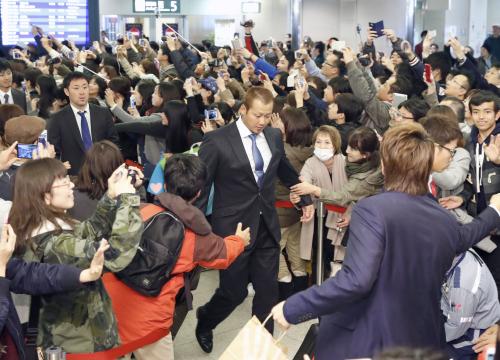 日本ハム、北海道に凱旋　新千歳空港にファン1000人集結　感謝の拍手