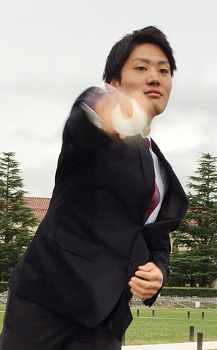 準硬式のボールを手に腕を振る巨人から育成ドラフト４位指名を受けた関学大・坂本