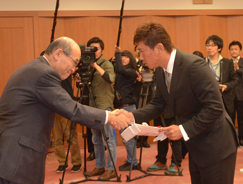「石川県スポーツ特別賞」贈呈式で谷本知事（左）と握手をするロッテ・角中