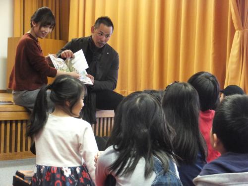 ハム矢野　子供たちに絵本読み聞かせ　“つよさのひみつ”など３冊