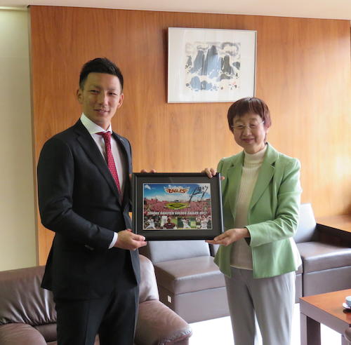 シーズン終了報告のため仙台市役所を訪問し、奥山恵美子市長にパネルをプレゼントする楽天・嶋