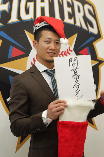 年俸１億円でサインした西川はサンタの帽子をかぶり、来季の目標を掲げる