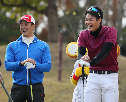 金本監督は藤浪（右）らとゴルフを楽しむ