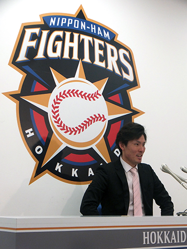 札幌市内の球団事務所で大幅アップで契約を更改した日本ハム・高梨