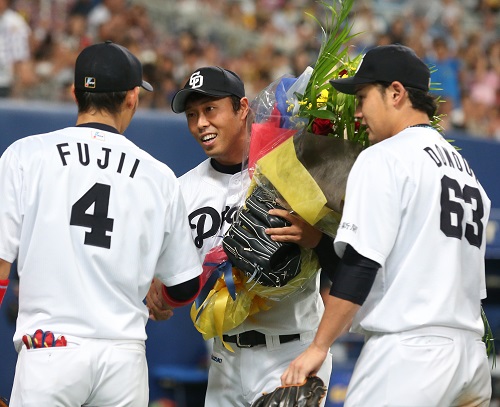 ９月２４日の引退試合で現役最後の登板を終えた岩田（中央）は藤井（左）、堂上に声を掛けられる