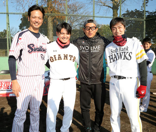 記念撮影する（左から）新垣、杉内、川崎、和田