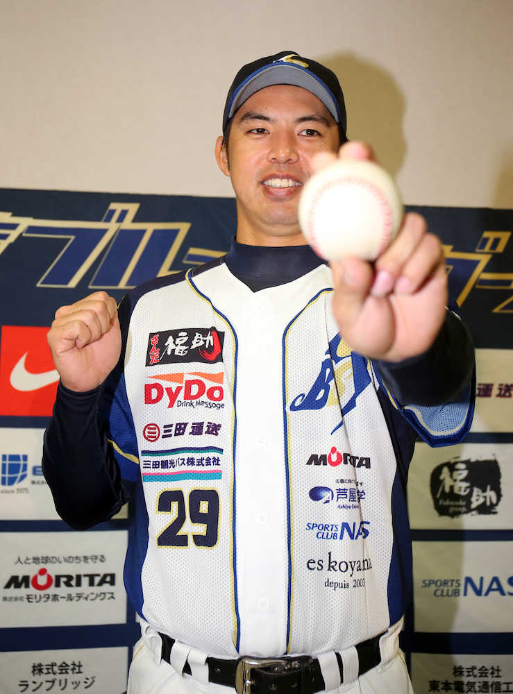 兵庫ブルーサンダーズの入団会見でボールを手にポーズをとる井川慶