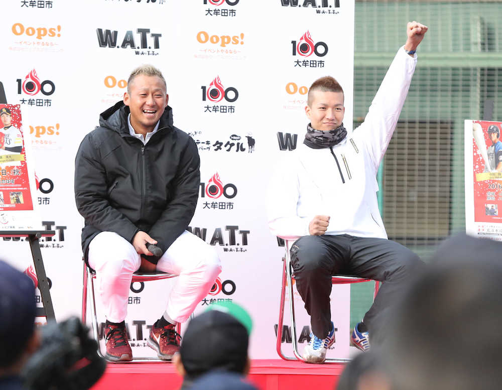 笑顔でトークショーを行う日本ハム・中田（左）とソフトバンク・千賀