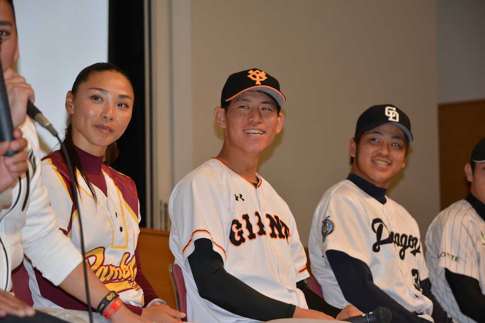 イベントで笑顔を見せる巨人・桜井（中央）。右は中日・福、左は女子プロ野球選手の合田