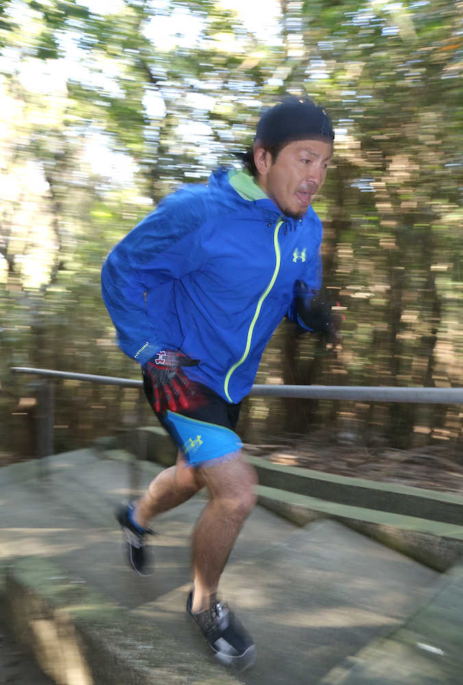 ソフトＢ松田　恒例１０８段の階段ダッシュ「初心に戻れる」