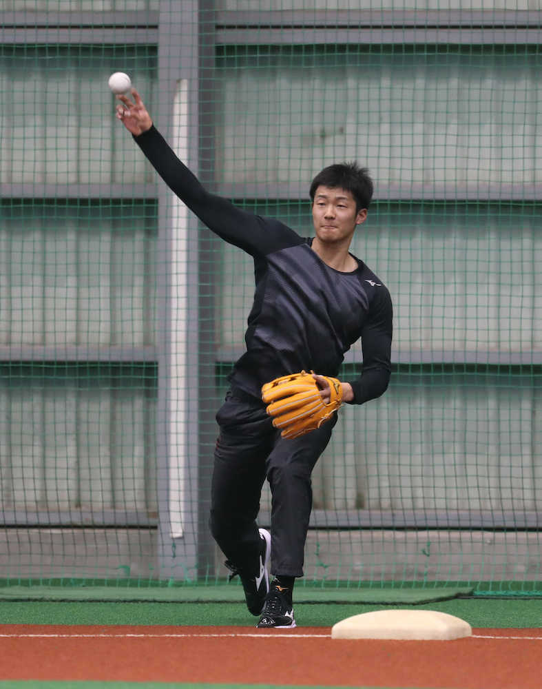 日本ハムドラ２・石井一、坂本グラブ回帰　捕球確実なモデル