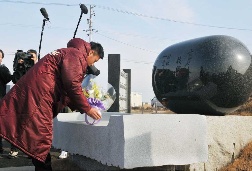 東日本大震災の慰霊碑に献花する楽天の藤平